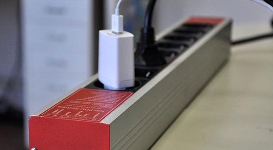 Prizde unutulan şarj aleti yangın çıkardı