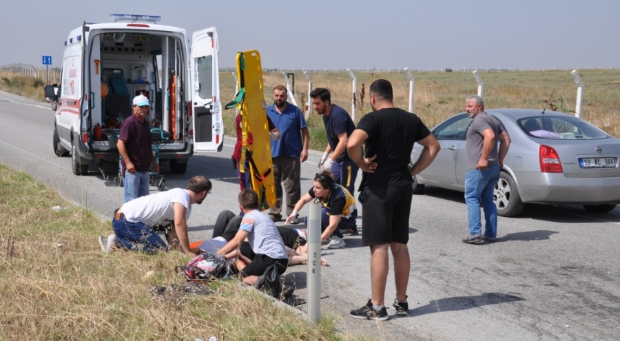 Otomobil motosiklete çarptı: 2 yaralı