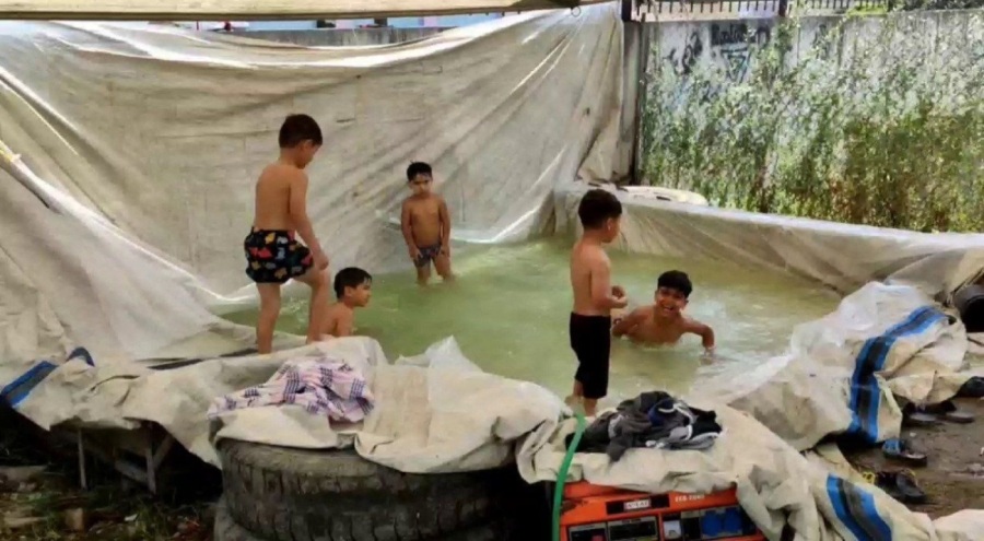 Sıcaktan bunalan çocuklar için bahçesine minyatür havuz yaptı