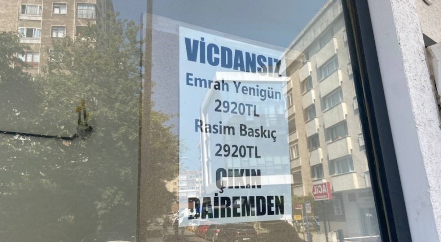 Kira zammında anlaşamayan ev sahibi bina girişine yazı astı
