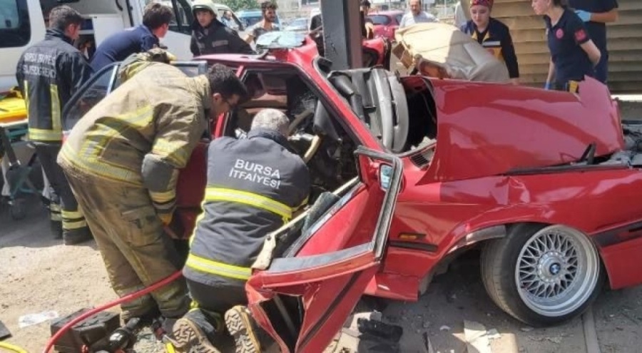 Bursa'da otomobil üst geçidin ayaklarına çarptı: 2 Yaralı