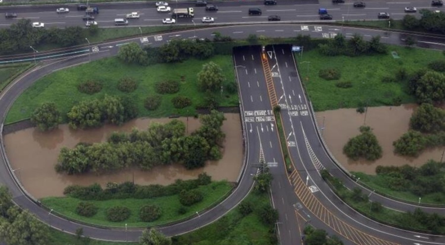 Güney Kore'de sel felaketi: Binlerce ev elektriksiz kaldı