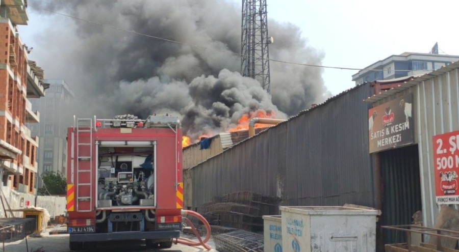 Sultangazi'de demir çelik imalathanesinden alevler yükseldi