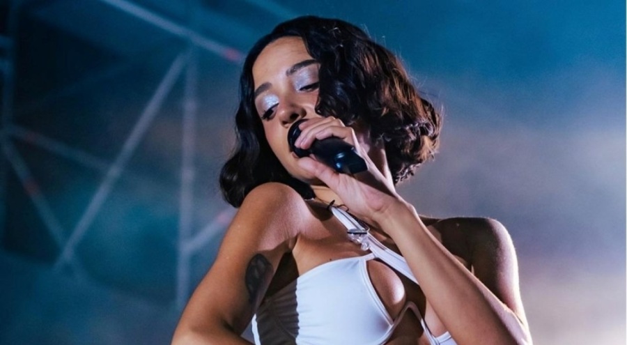 Zeynep Bastık'tan beyaz bikinili poz