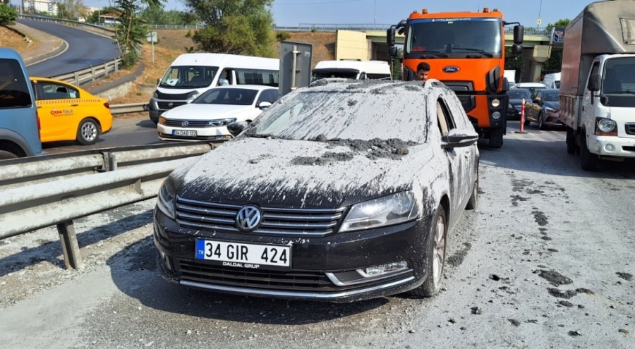 Hafriyat kamyonundaki beton harcı, arkasından gelen otomobilin üzerine döküldü