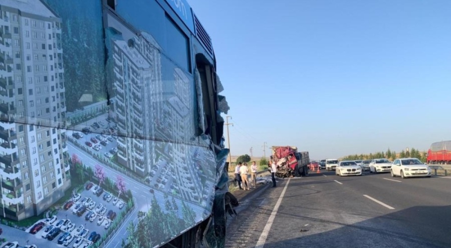 Ankara'da otobüs ile kamyon çarpıştı: 12 yaralı