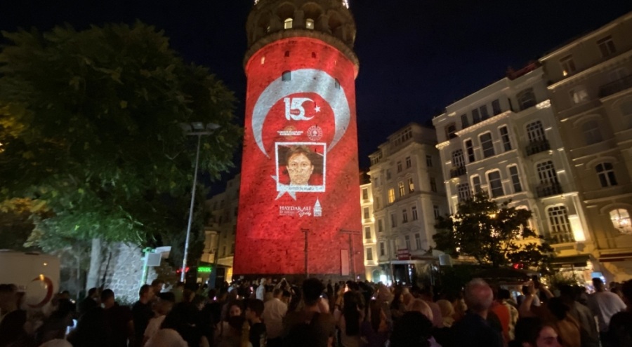 15 Temmuz şehitlerinin fotoğrafı Galata Kulesi'ne yansıtıldı