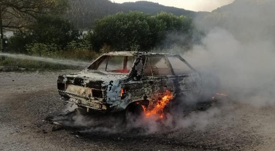 Park halindeki otomobil alev alev yandı