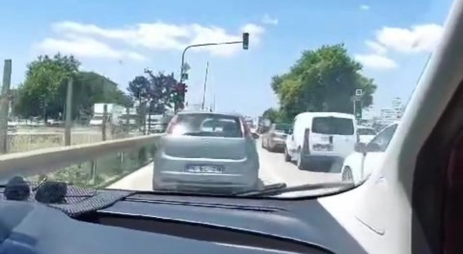 Bursa'da dalgın sürücünün kaza anı kameraya yansıdı