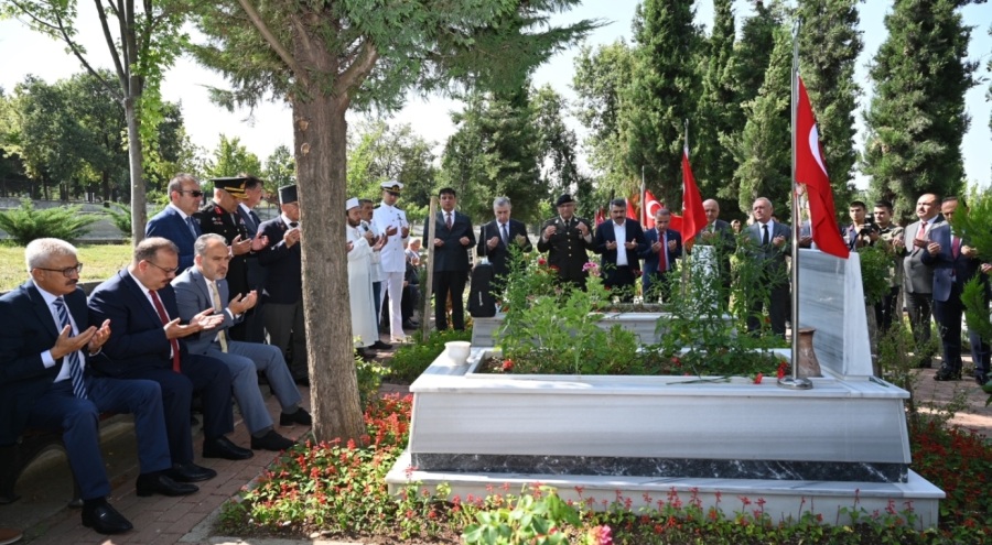 Bursa'daki şehitliklerde duygusal anma