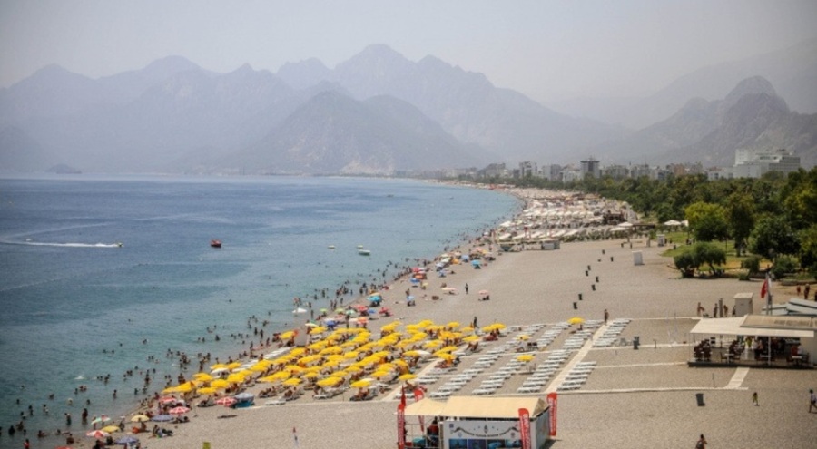 Konyaaltı Sahili sıcakta boş kaldı