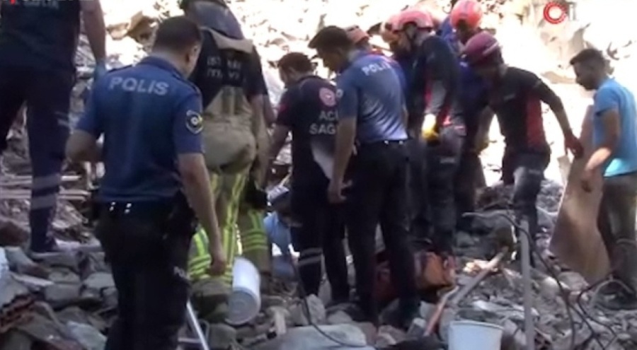 Bakırköy'de bina çöktü! Ekipler göçük altında arama çalışması yapıyor