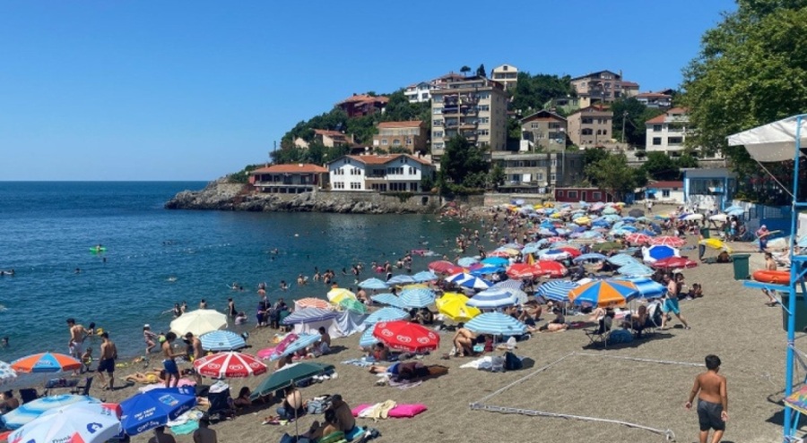 Ege sahillerini aratmadı, yüzlerce kişi halk plajına yoğun ilgi gösterdi!