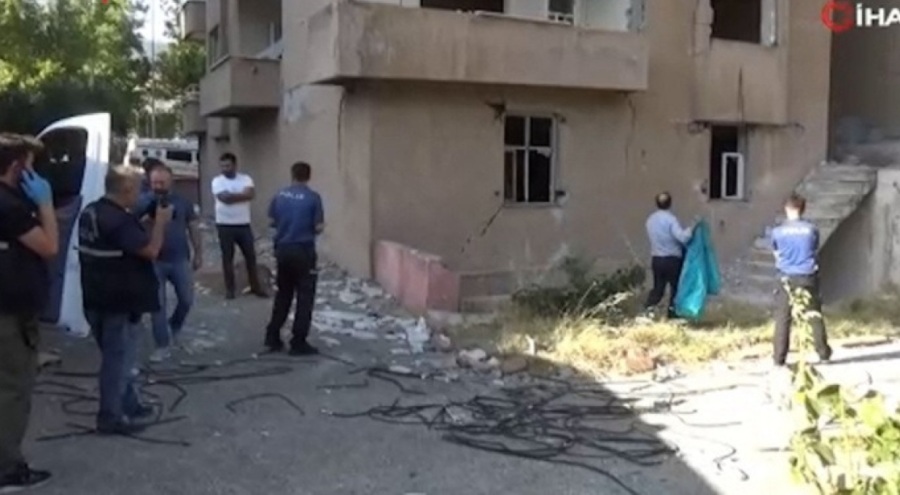 Ağır hasarlı binanın 7'nci katından düşen kişi hayatını kaybetti