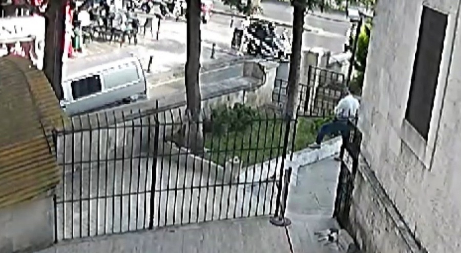 Fatih'te silahla vurup 10 bin dolarını gasbettiler!