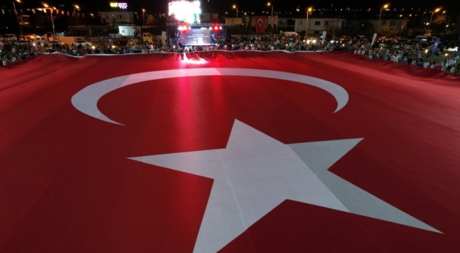 Dünyanın en büyük Türk bayrağı Kayseri'de açıldı