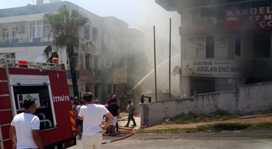 Mobilya deposunda yangın çıktı, binada oturanlar çatıya sığındı