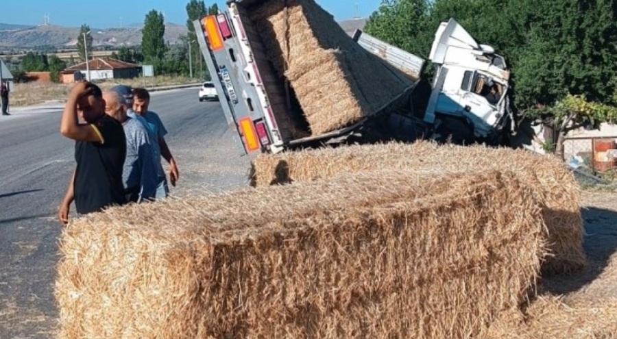 Dolmuş beklerken üzerine saman balyası düştü
