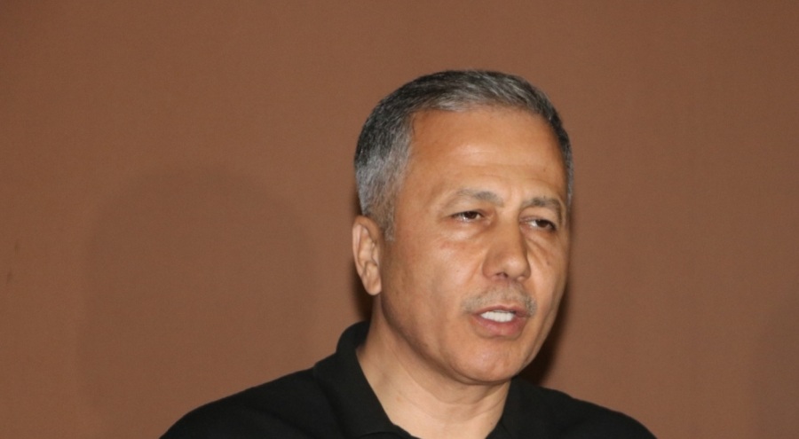 İçişleri Bakanı: Yanan 7 evimiz var, dört araçta da hasar var