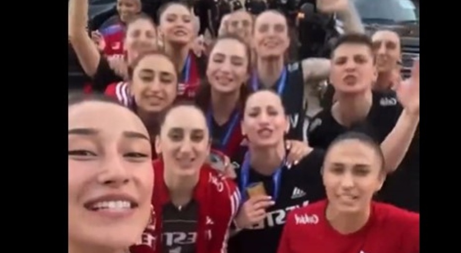 Şampiyon Filenin Sultanları klasikleşen kutlamayı yaptı: Bıraktım geldim evimi geride...