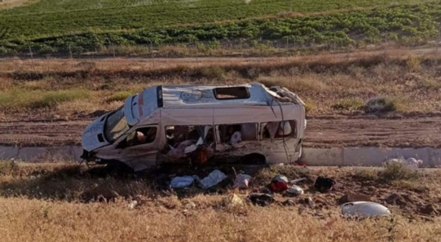 İşçileri taşıyan minibüs şarampole uçtu: 24 yaralı