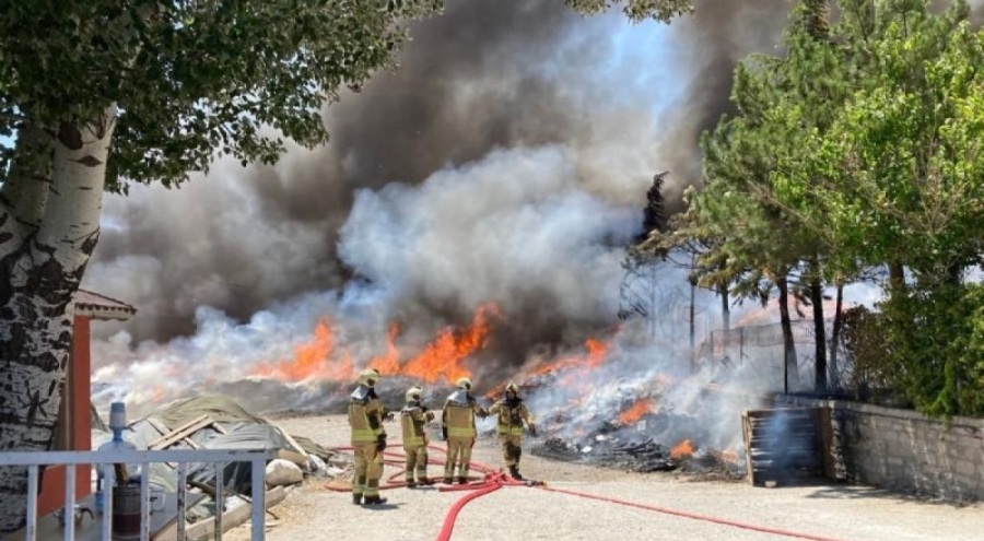 Ankara'da bulunan yatak fabrikasında korkutan yangın!