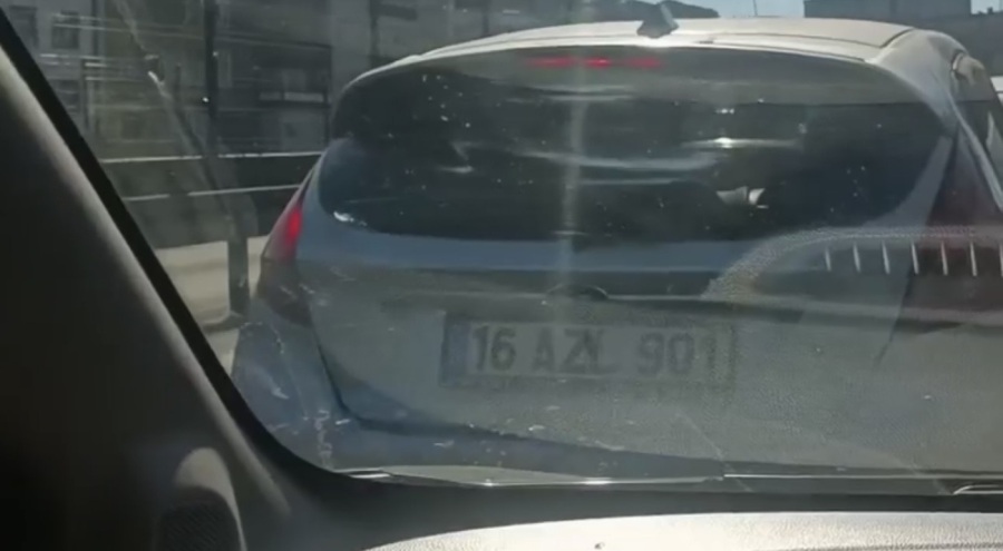 İstanbul'da hamile kadının bulunduğu aracı yumrukladı!