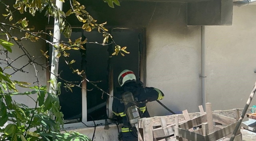 Bursa İznik'te 3 katlı binada yangın! Alevler tüm evi sardı