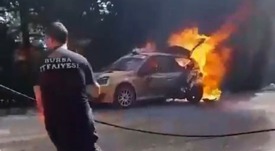 Arıza yapan yarış otomobili alev topuna döndü