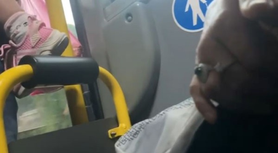 Bursa'da otobüsteki tesettürlü kıza hakaret eden kadına yolculardan cevap!