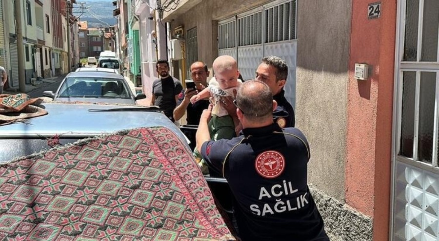 Minik Buğra aracın içinde mahsur kaldı!