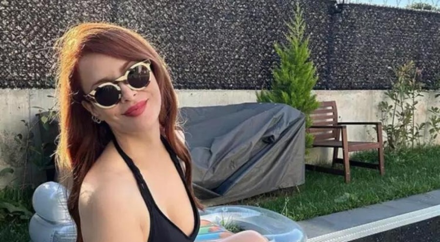 Mine Tugay'dan havuz pozu