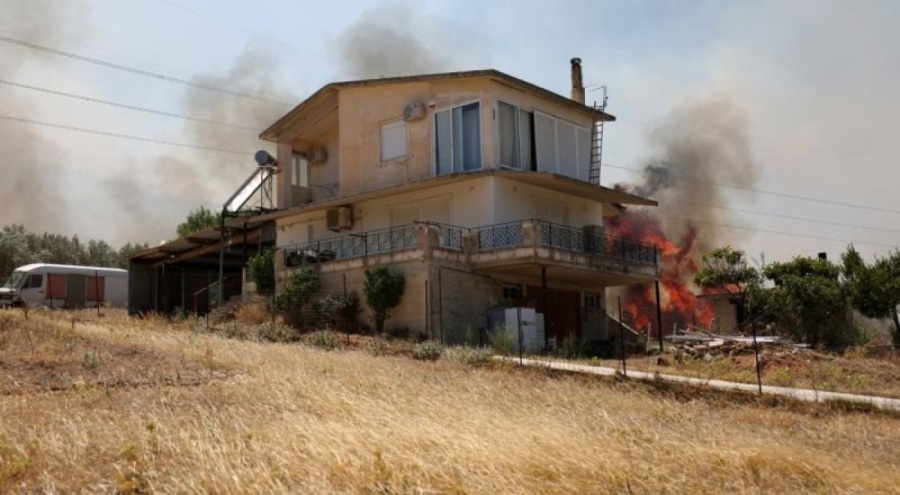 Yunanistan'da ormanlık alanda çıkan yangın yerleşim birimlerine ulaştı