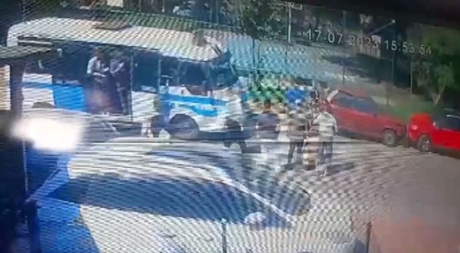 Bursa'da yolcu minibüsü park halindeki otomobile çarptı!
