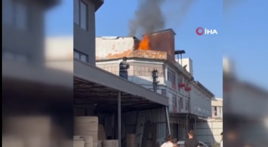 Bursa'da mobilya atölyesinin terasında yangın çıktı