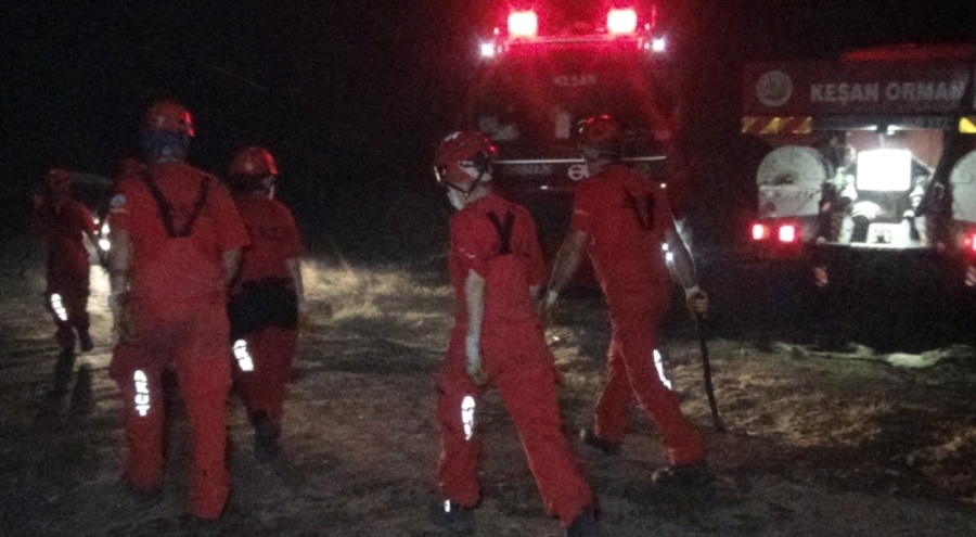Çanakkale'deki orman yangınına gece de havadan ve karadan müdahale ediliyor