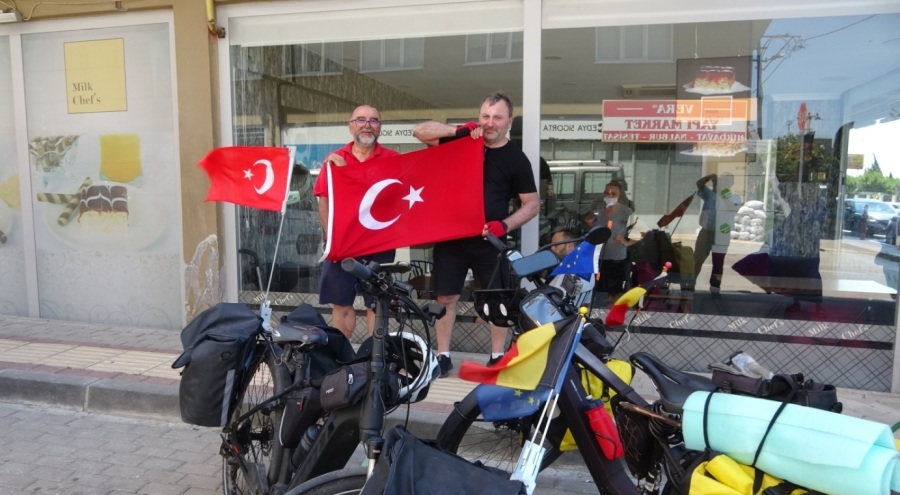 Belçika'dan Türkiye'deki baba ocağına bisikletle geldiler