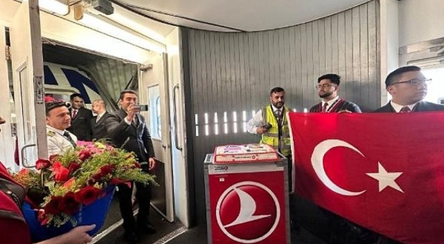 Filenin Sultanları için THY uçağında şampiyonluk pastası kesildi