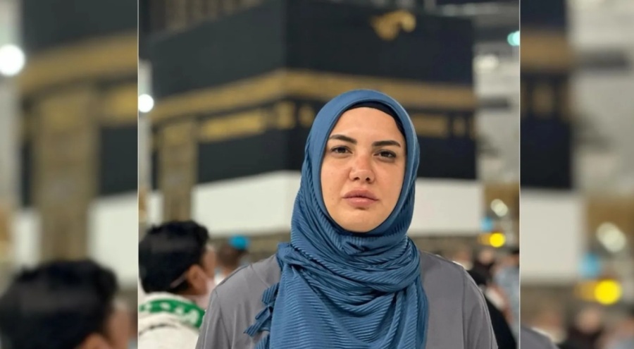 Fulya Öztürk'ten umre pozu