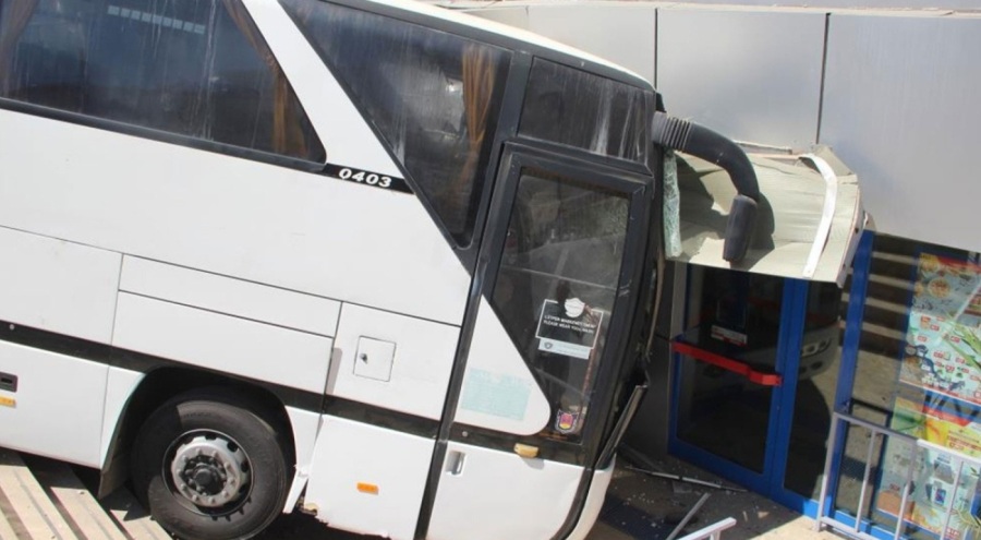 Mersin'de servis otobüsü freni boşalınca markete daldı!