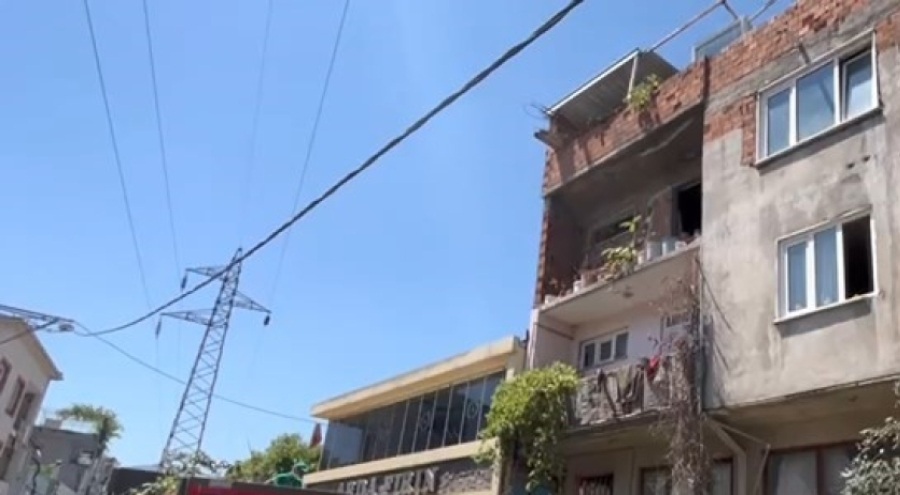 Bursa'da o evden kamyonla çöp çıktı: 3 günde anca boşaltılacak