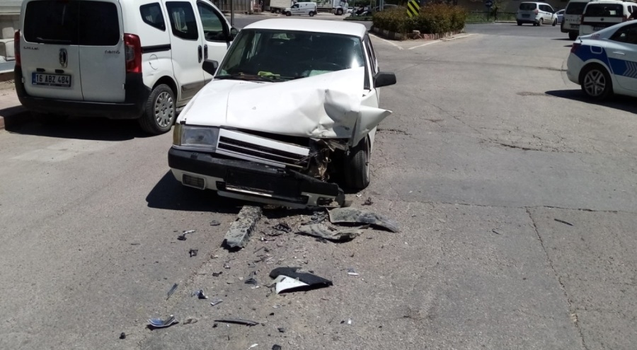 Bursa'da otomobiller kafa kafaya çarpıştı!