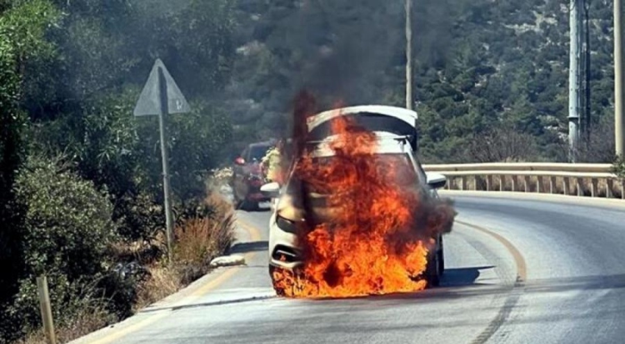 Facia teğet geçti! Otomobilde çıkan yangın ormana sıçramadan söndürüldü