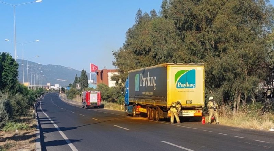İzmir'de panik! Asit yüklü tırda sızıntı oldu