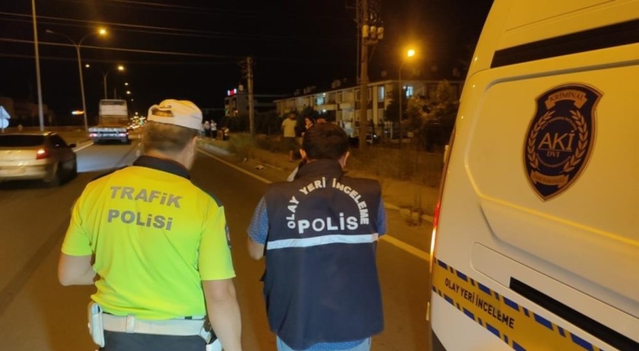 Otomobilin çarptığı çocuk metrelerce savruldu