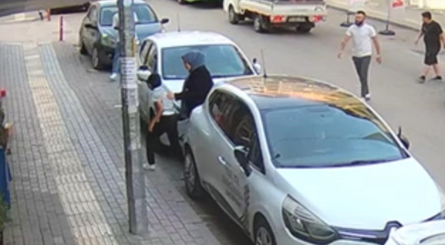 Bursa'da yola aniden fırlayan çocuğa otomobil böyle çarptı