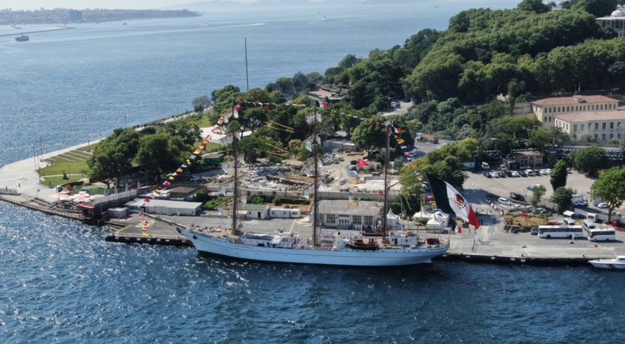 Meksika donanmasına ait askeri okul gemisi İstanbul limanına demirledi