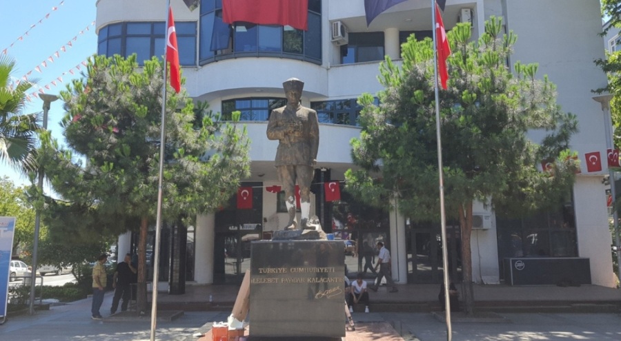 Balyozla Atatürk heykeline saldıran şüphelinin, sabıkası olduğu ortaya çıktı