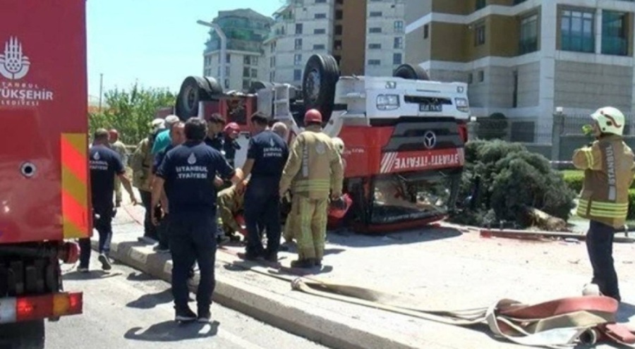 İstanbul Pendik'te itfaiye aracı devrildi: Yaralı itfaiyeciler var