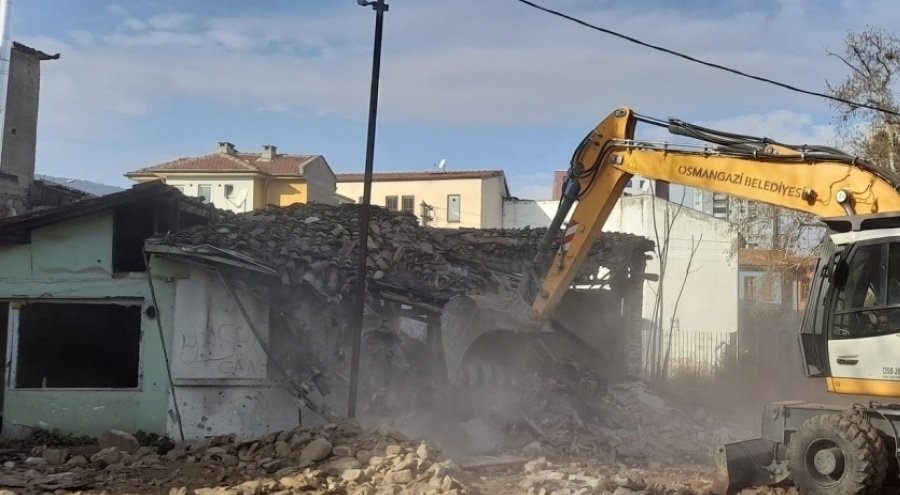 Bursa'da metruk binalar yıkılıyor